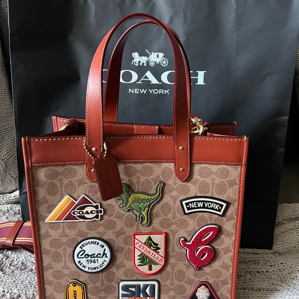 Coach field tote in signature w patches